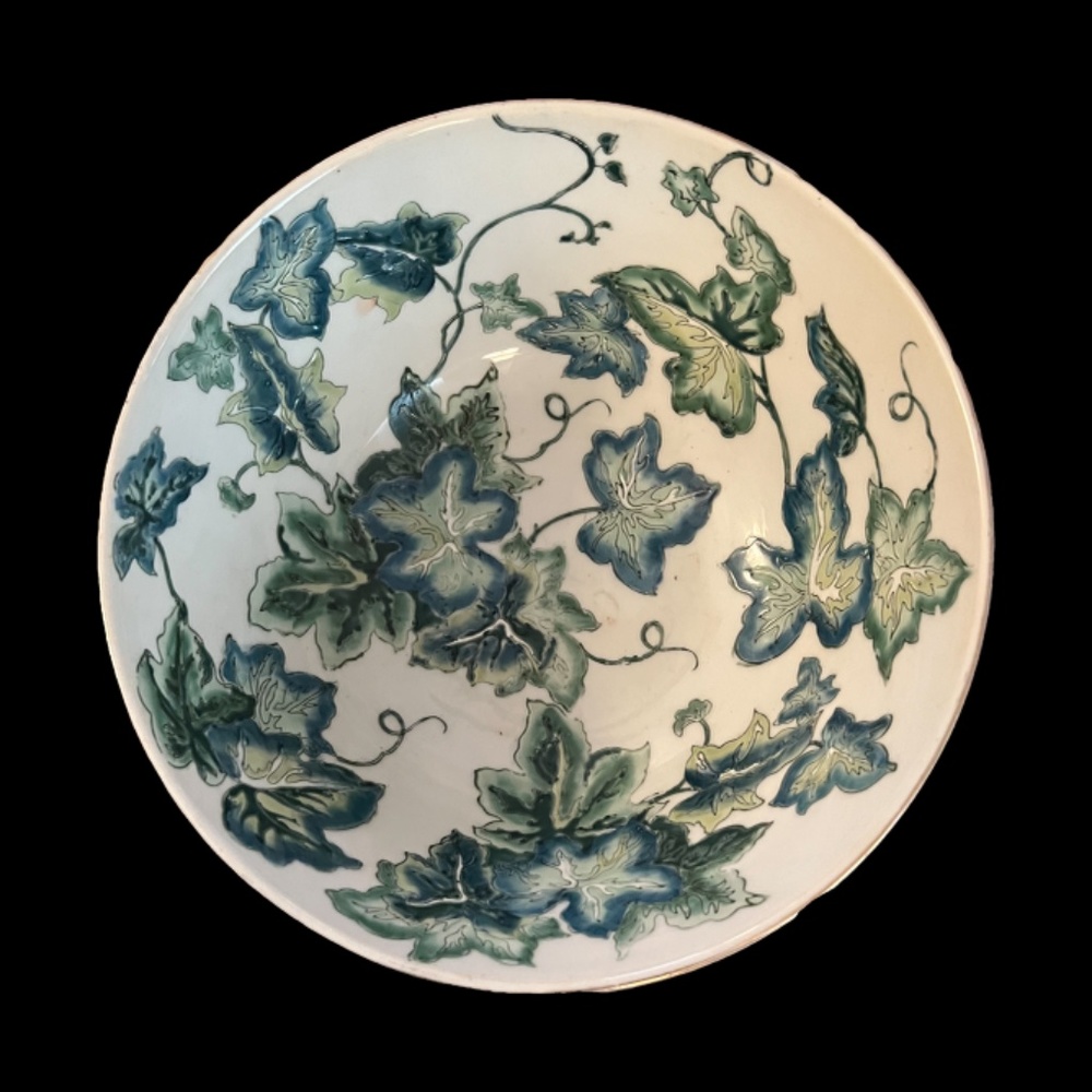 Asian Bowl with Bas-Relief Design of Ivy Leaves - Picture 4 of 12